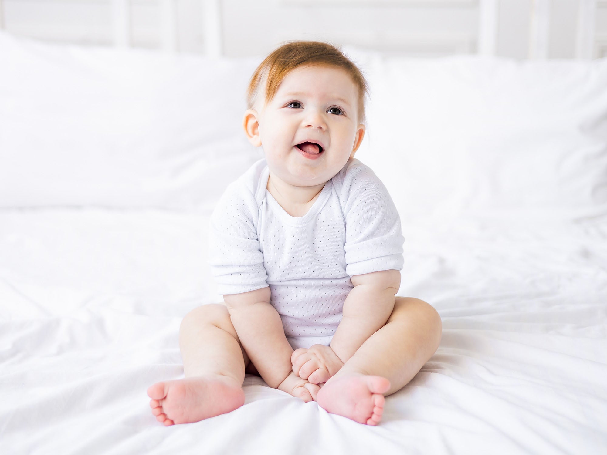 Bebé sonriendo y sentado