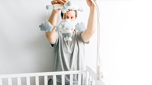 Papá arreglando la cuna del bebé