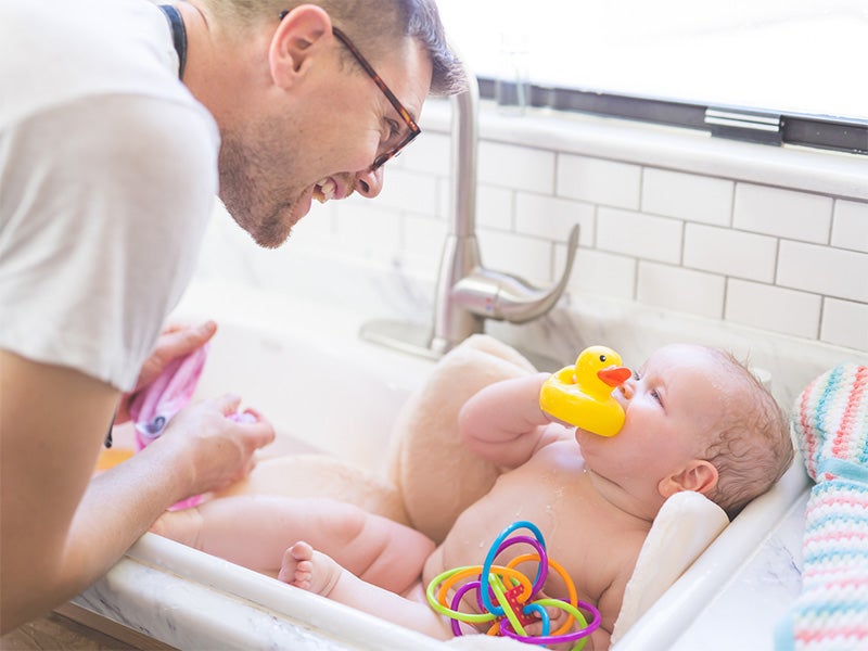Papá bañando al bebé