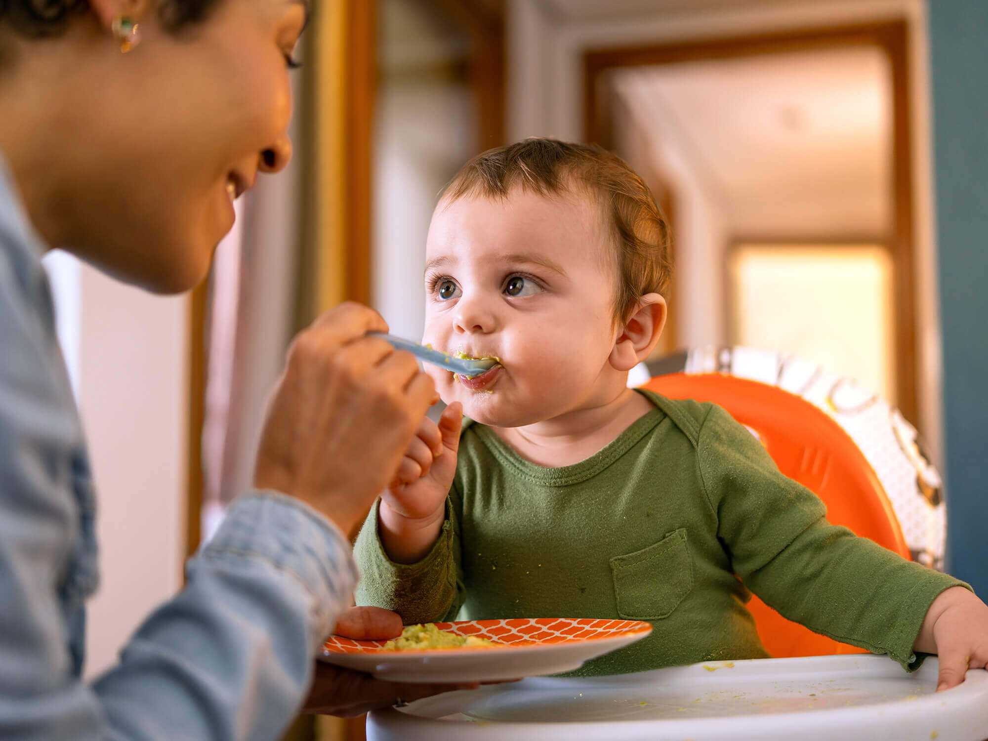 Madre dando comida a su bebé