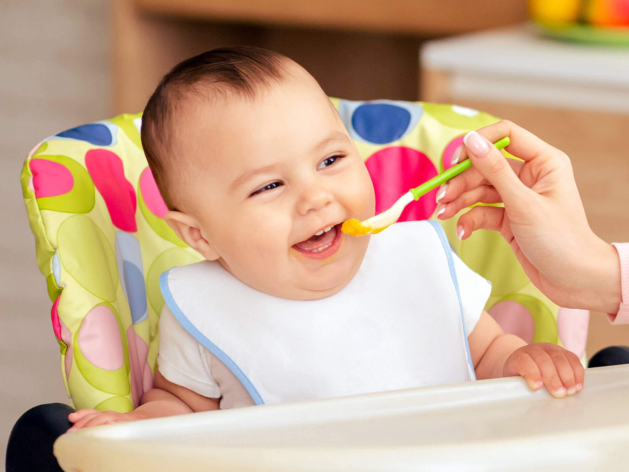 Bebé sonriendo y comiendo