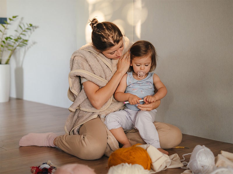 Niño mirando a mamá