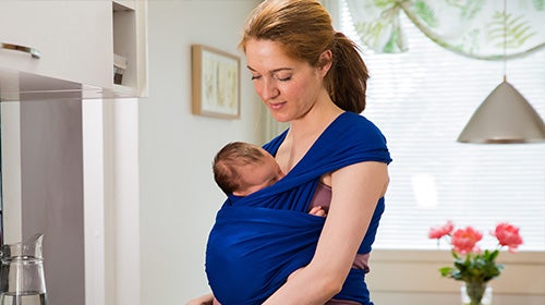 Madre cargando a su bebe