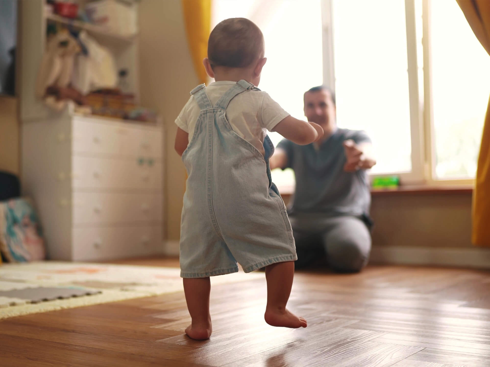 Padre con su bebé de brazos