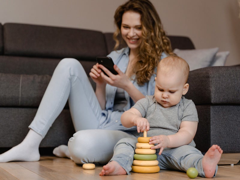Mamá jugando con bebe