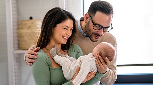 Padres mirando a su bebé