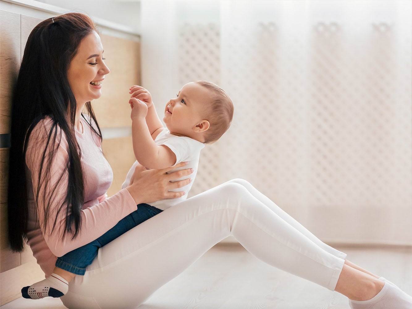 Niño mirando a mamá