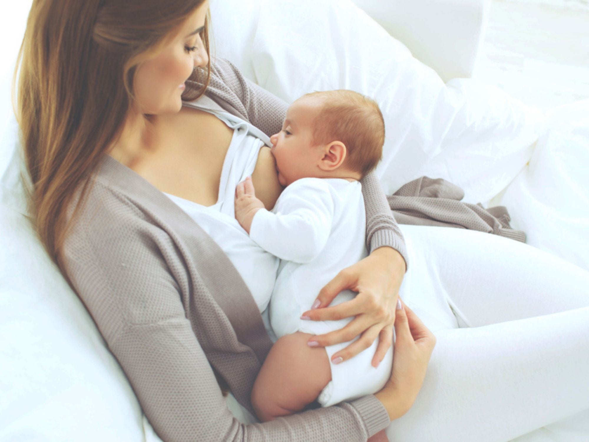 Mamá dandole leche a su bebé