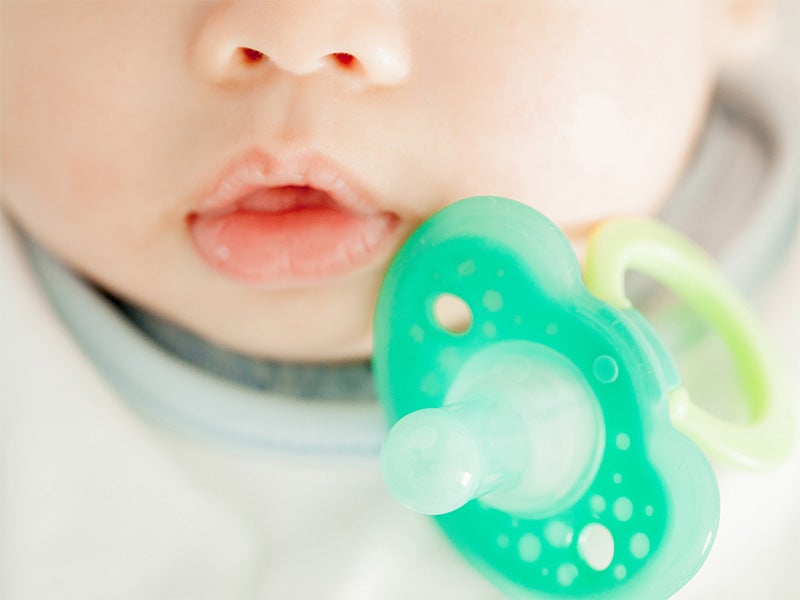 Bebé y chupete