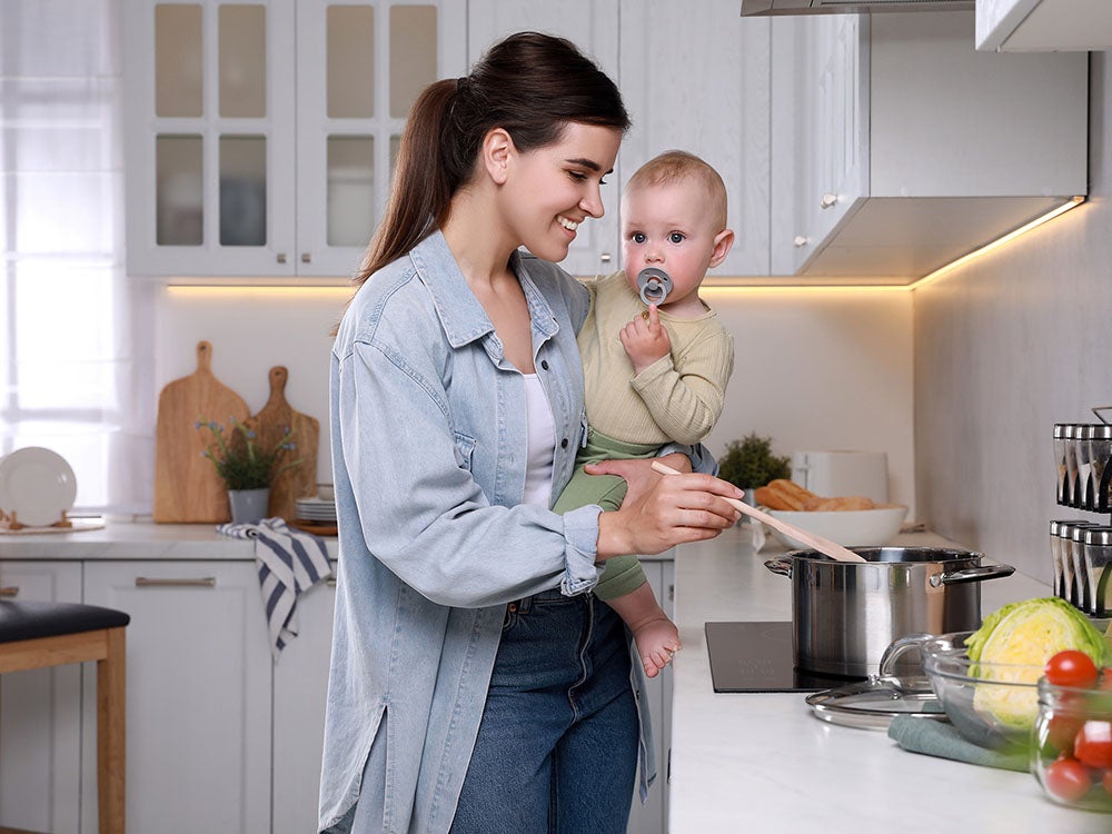 Madre cocinando con su bebe