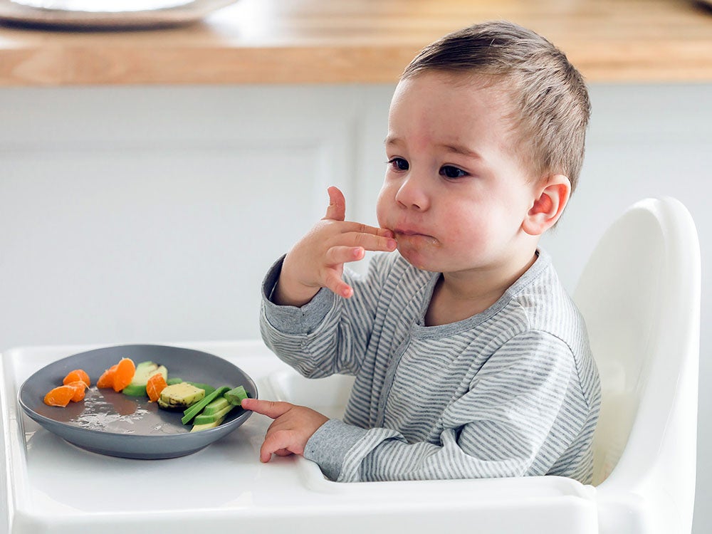 Bebe comiendo vegetales