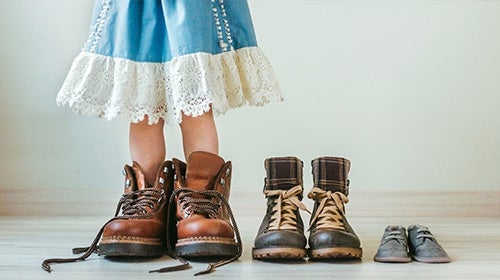 Bebé con la boca abierta recibiendo comida